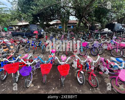 Klaten, Indonesien - 17. Mai 2024, Flohmarkt in Jatinom, Indonesien, Verkauf verschiedener gebrauchter Gegenstände, von gebrauchten Reifen, Fahrradreifen bis hin zu Kleidung, gebrauchten Bicy Stockfoto