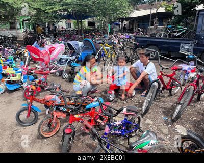 Klaten, Indonesien - 17. Mai 2024, Flohmarkt in Jatinom, Indonesien, Verkauf verschiedener gebrauchter Gegenstände, von gebrauchten Reifen, Fahrradreifen bis hin zu Kleidung, gebrauchten Bicy Stockfoto