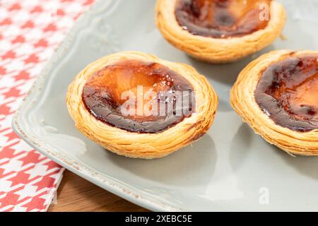 Traditionelles portugiesisches Eiertortendessert auf Teller Stockfoto