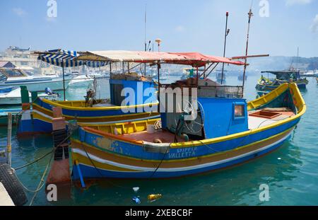 Farbige traditionelle Fischerboote (Luzzu) im Hafen von Marsaxlokk, Malta Stockfoto