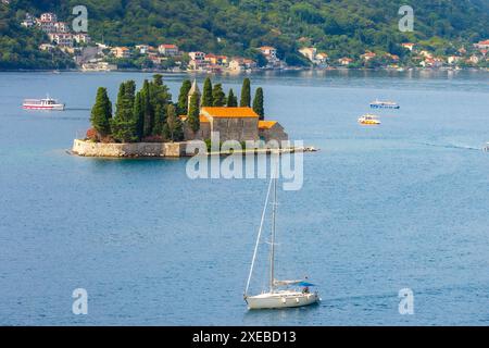 St. George Island in der Nähe von Perast, Montenegro und Booten Stockfoto