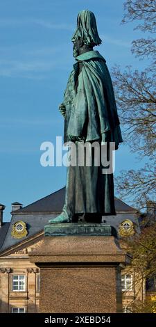 Denkmal für Kaiser Wilhelm den Großen mit dem Residenzschloss Bad Arolsen, Hessen, Deutschland Stockfoto