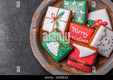 Wunderschöne farbige Weihnachts-Lebkuchenkekse für das Design und die Dekoration Stockfoto