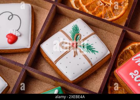 Wunderschöne farbige Weihnachts-Lebkuchenkekse für das Design und die Dekoration Stockfoto