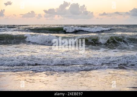 Surfen im Meer bei Sonnenaufgang am Ponte Vedra Beach im Nordosten Floridas. (USA) Stockfoto