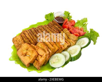 Tempe und Tahu Bacem, Gewürzwürze im indonesischen Stil mit süßem und herzhaftem Geschmack aus Java. Tempeh und Tofu mit verschiedenen Gewürzen und Palm Suga gekocht Stockfoto