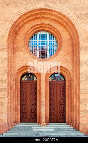 Eintritt zur Heiligen Dreifaltigkeit Kirche in Torun Stockfoto