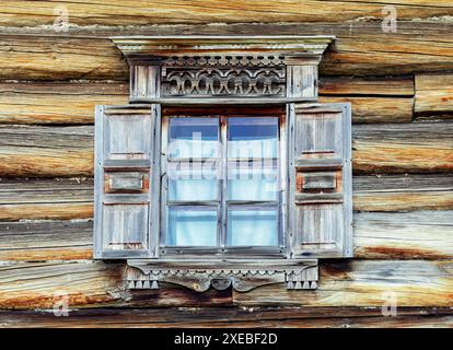 Fenster in einem alten hölzernen Dorfhaus Stockfoto