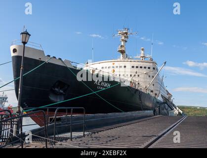 MURMANSK, RUSSISCHE FÖDERATION - 06. AUGUST 2015 - der Eisbrecher Lenin in der Bucht von Kola Stockfoto