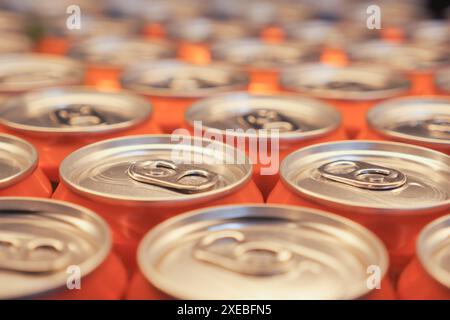 Dosen mit alkoholfreien Getränken in Schlange, Stockfoto