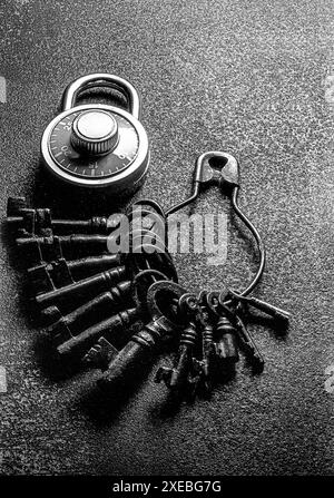 Vintage Old Schwarz-weiß Foto des Zifferblatts auf einem traditionellen Kombinationsschloss. Und Vintage Keys Lokgram Maharashtra INDIA.Asia. Stockfoto