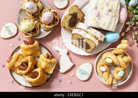 Happy Easter Holiday Food Backen Blätterteig und Cupcake mit Osterhase auf pastellrosa Hintergrund. Osterfrühstück oder Brunch Stockfoto