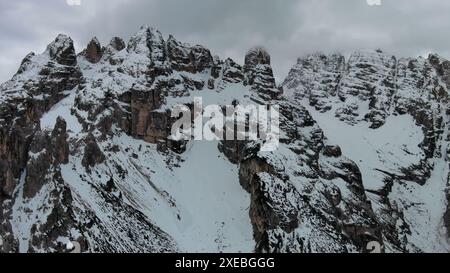 Felsige Schneeberge und Wolken Stockfoto