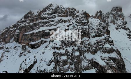 Felsige Schneeberge und Wolken Stockfoto