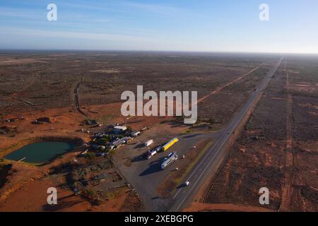 Aus der Luft des isolierten Little Topar Hotel Roadhouse am Barrier Highway zwischen Broken Hill und Wilcannia NSW Australien Stockfoto