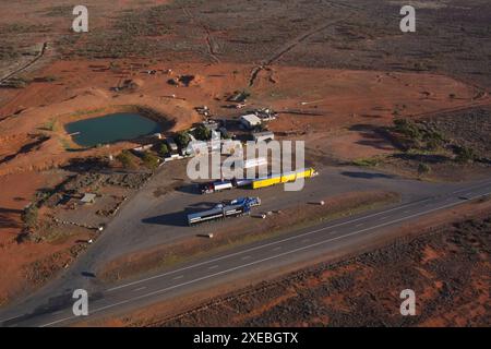 Aus der Luft des isolierten Little Topar Hotel Roadhouse am Barrier Highway zwischen Broken Hill und Wilcannia NSW Australien Stockfoto