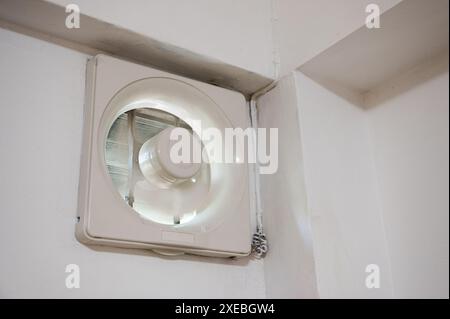 Lüftungsventilator an der Wand mit Arbeiten im Schlafzimmer Stockfoto