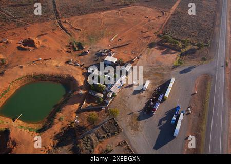 Aus der Luft des isolierten Little Topar Hotel Roadhouse am Barrier Highway zwischen Broken Hill und Wilcannia NSW Australien Stockfoto