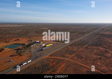 Aus der Luft des isolierten Little Topar Hotel Roadhouse am Barrier Highway zwischen Broken Hill und Wilcannia NSW Australien Stockfoto