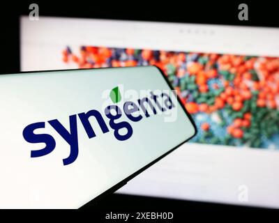 Mobiltelefon mit Logo der Schweizer agritech-Firma Syngenta Crop Protection AG vor der Business-Website. Fokus auf der linken Seite des Telefondisplays. Stockfoto