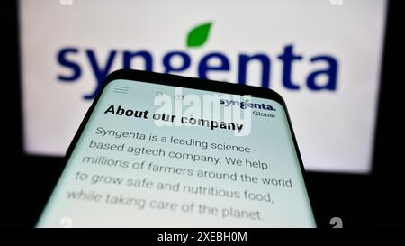 Smartphone mit Website des Schweizer agritech-Unternehmens Syngenta Crop Protection AG vor Geschäftslogo. Fokussieren Sie sich oben links auf der Telefonanzeige. Stockfoto