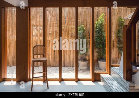 Interieur aus Holzfenster mit Webstuhl und Sonnenlicht in traditionellem Retro-Haus Stockfoto
