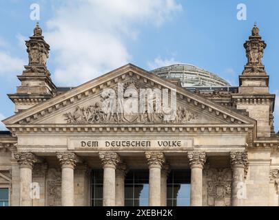 Detail des Reichstags, Berlin, dem Deutschen Volke bedeutet für das deutsche Volk Stockfoto