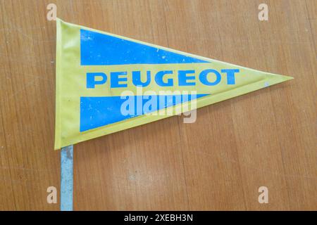 Bordeaux , Frankreich - 06 23 2024 : peugeot-Flagge blaues gelbes Logo und Textmarke Vintage Retro-Auto aus den 1970er Jahren Stockfoto