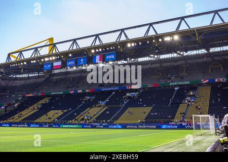 Dortmund, Deutschland. Juni 2024. Blick auf das Fußballstadion Dortmund (Signal Iduna Park) vor dem Gruppenspiel der UEFA EURO 2024 zwischen Frankreich und Polen. Endstand: Frankreich 1:1 Polen. Quelle: SOPA Images Limited/Alamy Live News Stockfoto