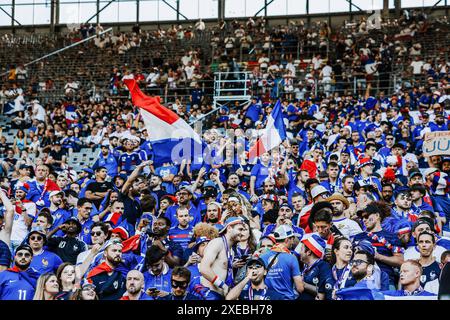 Dortmund, Deutschland. Juni 2024. Fans Frankreichs sind beim Gruppenspiel der UEFA EURO 2024 zwischen Frankreich und Polen im Fußballstadion Dortmund (Signal Iduna Park) zu sehen. Endstand: Frankreich 1:1 Polen. Quelle: SOPA Images Limited/Alamy Live News Stockfoto