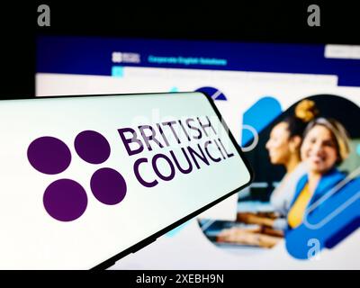 Smartphone mit Logo der Kultur- und Bildungsorganisation British Council vor der Website. Konzentrieren Sie sich auf die Mitte des Telefondisplays. Stockfoto