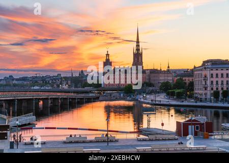 Das neu eröffnete Vattentorget mit den Kanalschleusen verbindet Slussen mit Gamla Stan (Altstadt) Stockholm. Sommerabend, orangefarbene Lichter, Stockfoto