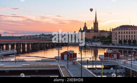 Das neu eröffnete Vattentorget mit den Kanalschleusen verbindet Slussen mit Gamla Stan (Altstadt) Stockholm. Sommerabend, orangefarbene Lichter, Stockfoto