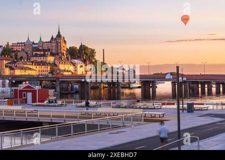 Das neu eröffnete Vattentorget mit den Kanalschleusen verbindet Slussen mit Gamla Stan (Altstadt) Stockholm. Sommerabend, orangefarbene Lichter, Stockfoto