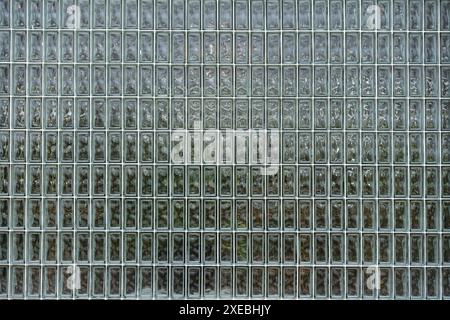 Hochglanzglasblöcke Muster von Vintage-Wandhintergrund. Trenngebäude im Außenbereich Stockfoto