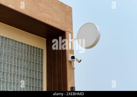 Leeres Ladenschild und CCTV-Kamera hängen am Eckgebäude des Cafés Stockfoto