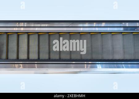 Über der elektrischen, modernen Rolltreppe in einer einzigen Richtung in der Einkaufsstraße Stockfoto
