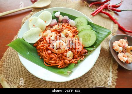 MI Aceh, Mie Aceh oder Acehnese Nudeln sind ein für Aceh typisches scharfes Gericht, das aus dicken gelben Nudeln, Rindfleisch-, Hammel- oder Garnelenscheiben und in Scheiben geschnittenen ​​r besteht Stockfoto