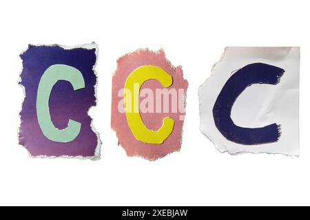 C-Alphabet aus einem Zeitschriftenpapier auf weißem Hintergrund mit Beschneidungspfad gerissen. Buchstaben im Stil von Lösegeldscheinen. Stockfoto