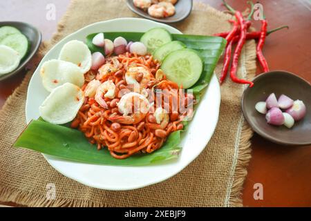 MI Aceh, Mie Aceh oder Acehnese Nudeln sind ein für Aceh typisches scharfes Gericht, das aus dicken gelben Nudeln, Rindfleisch-, Hammel- oder Garnelenscheiben und in Scheiben geschnittenen ​​r besteht Stockfoto