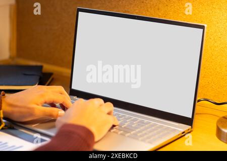 Zu Hause, von zu Hause aus, Mann tippt am Schreibtisch, Kopierraum Stockfoto