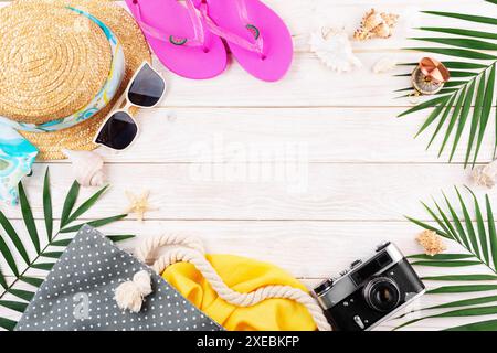 Hintergrund der Urlaubsplanung mit Filmkamera, Strohhut, Sonnenbrille und anderen Strandattributen Stockfoto