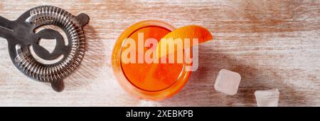 Orangengetränk mit Eis, Panorama, Flachbild-Lay-Shot über dem Kopf Stockfoto