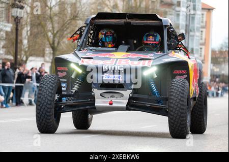 Burgos, Spanien - 16. März 2024 : Fahrer Cristina Gutierrez während einer Straßenausstellung, nachdem sie Meisterin der Rallye Dakar 2024 wurde Stockfoto