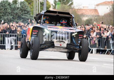 Burgos, Spanien - 16. März 2024 : Fahrer Cristina Gutierrez während einer Straßenausstellung, nachdem sie Meisterin der Rallye Dakar 2024 wurde Stockfoto