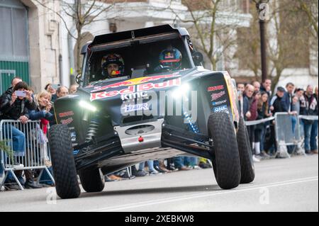 Burgos, Spanien - 16. März 2024 : Fahrer Cristina Gutierrez während einer Straßenausstellung, nachdem sie Meisterin der Rallye Dakar 2024 wurde Stockfoto