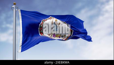 Die Flagge des Bundesstaates Virginia winkt an einem klaren Tag im Wind Stockfoto