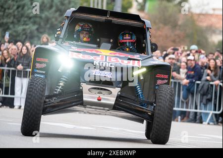 Burgos, Spanien - 16. März 2024 : Fahrer Cristina Gutierrez während einer Straßenausstellung, nachdem sie Meisterin der Rallye Dakar 2024 wurde Stockfoto