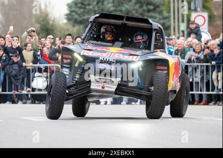 Burgos, Spanien - 16. März 2024 : Fahrer Cristina Gutierrez während einer Straßenausstellung, nachdem sie Meisterin der Rallye Dakar 2024 wurde Stockfoto