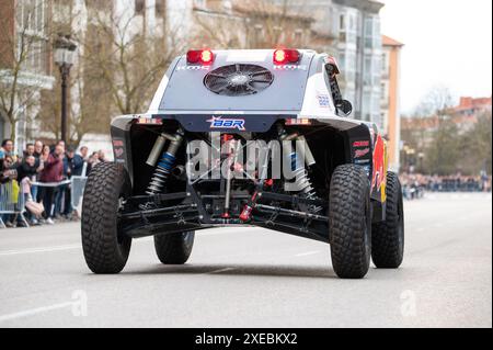 Burgos, Spanien - 16. März 2024 : Fahrer Cristina Gutierrez während einer Straßenausstellung, nachdem sie Meisterin der Rallye Dakar 2024 wurde Stockfoto